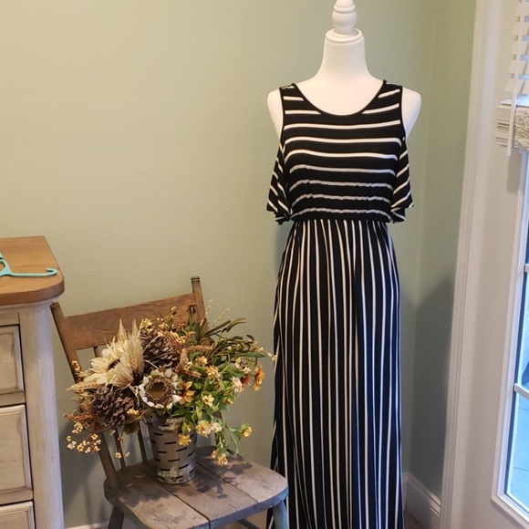 42 Pops Dresses & Skirts - Black striped cold shoulder maxi dress.